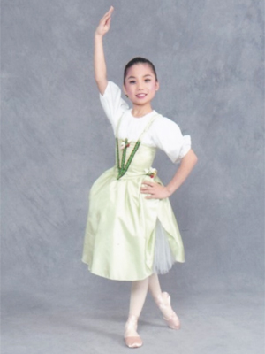 パキータ（第1幕・村の子供たち）の衣装